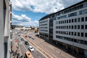 ブラチスラヴァにあるADM Premium Center Apartmentの車や建物のある街並みを望む