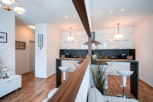 ブラチスラヴァにあるADM Premium Center Apartmentのキッチン、リビングルーム(白いキャビネット、カウンター付)