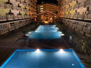 Cozy & Convenient 1-Bedroom Condo 3 mins Away from the Airport内部或周边的泳池