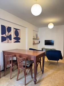 une salle à manger avec une table et deux chaises dans l'établissement Ayacucho loft, à Córdoba