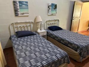 Ένα ή περισσότερα κρεβάτια σε δωμάτιο στο Costa azul para 15 personas con barbacoa y piscina +31 φωτογραφίες