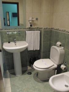 Ванна кімната в Hotel Avenida Praia