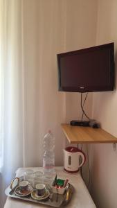 Televízia a/alebo spoločenská miestnosť v ubytovaní B&B Vaticanrooms