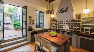 サンミゲル・デ・アジェンデにあるCasa Zenaida in the heart of San Miguel Allendeのキッチン(テーブル、フルーツボウル付)