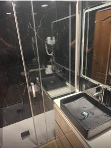 czarna łazienka z umywalką i prysznicem w obiekcie Estudio Corazón de Chueca w Madrycie +2 zdjęcia