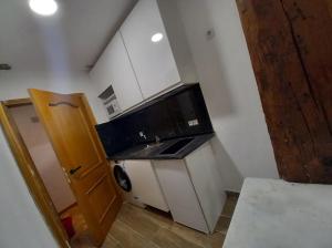 małą kuchnię ze zlewem i kuchenką mikrofalową w obiekcie Estudio Corazón de Chueca w Madrycie