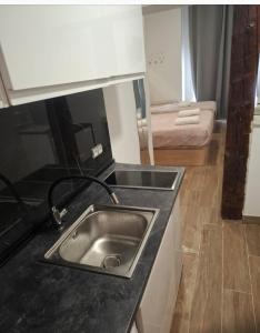 kuchnia ze zlewem i łóżkiem w pokoju w obiekcie Estudio Corazón de Chueca w Madrycie