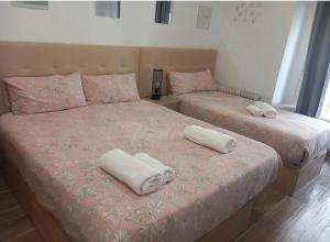 sypialnia z 2 łóżkami z białymi poduszkami w obiekcie Estudio Corazón de Chueca w Madrycie