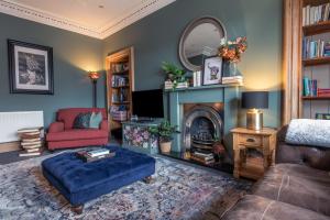 Una sala de estar con un sofá y una chimenea. en The Nessting Place, en Inverness