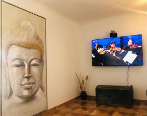 TV a/nebo společenská místnost v ubytování Temple of Love Zen free parking