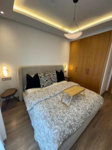 - une chambre avec un grand lit et une table dans l'établissement Luxurious One Bedroom By Rabat Train Station, à Rabat