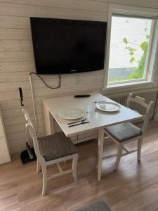 Gambar di galeri bagi Seaside Escape Cozy Cottage 2 Min from the Beach di Halmstad