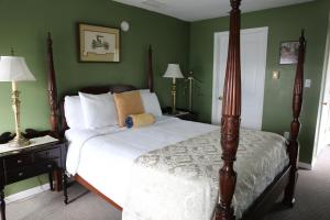 Rúm í herbergi á Tavern on the Bay Hotel - Bugsy Siegel Suite
