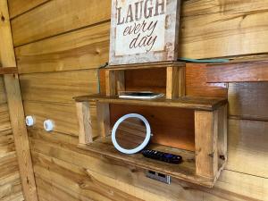 Photo de la galerie de l'établissement Bass Farm Twin Lakes Couples Dry Cabin, à Wasilla 15 autres photos