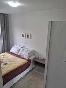 Ένα ή περισσότερα κρεβάτια σε δωμάτιο στο Apartamento em condomínio