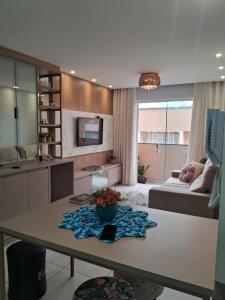 Μια τηλεόραση ή/και κέντρο ψυχαγωγίας στο Apartamento em condomínio