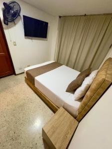 Televiisor ja/või meelelahutuskeskus majutusasutuses Hotel Pereira Central