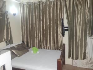 una camera con letto e finestra con pianta in vaso di 4Js Vacation Inc. - Luxury Studio a Gros Islet