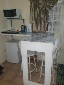 Cucina o angolo cottura di 4Js Vacation Inc. - Luxury Studio