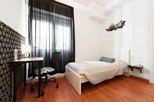 Postel nebo postele na pokoji v ubytování Take It Easy Roma Guest House