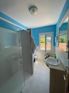 a bathroom with a shower and a sink at Apartamento céntrico Playa de Carnota in San Mamede de Carnota +25 photos