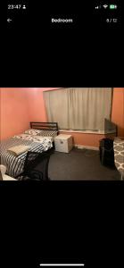 un dormitorio con una cama y una ventana en Coven, en Moffat