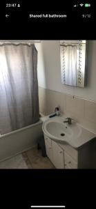 Un baño con lavabo, bañera y espejo. en Coven, en Moffat 11 fotos más
