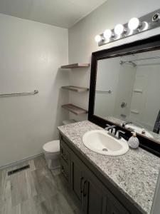 Ένα μπάνιο στο Cozy Riverdale Home