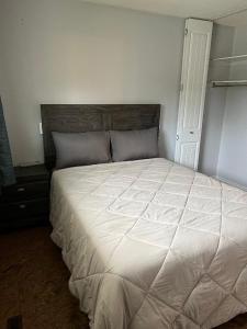 Ένα ή περισσότερα κρεβάτια σε δωμάτιο στο Cozy Riverdale Home