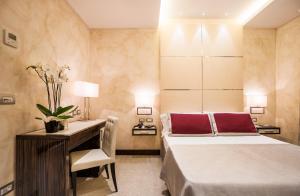 a bedroom with a bed and a table and a desk at Maison Candia Luxury House in Rome