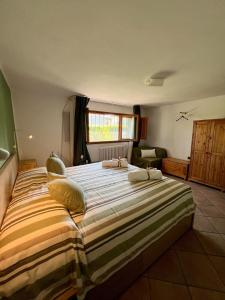 Un dormitorio con una cama grande con dos almohadas encima. en Casa Oasi nel verde, en Sesto Fiorentino