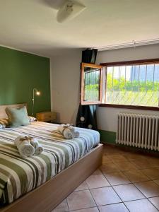 Un dormitorio con una cama con toallas. en Casa Oasi nel verde, en Sesto Fiorentino
