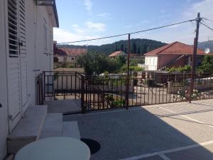 einen Balkon mit einem Tor und einer Treppe in einem Haus in der Unterkunft Apartman Sardelić in Korčula