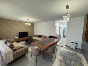 TV a/nebo společenská místnost v ubytování Casa San Pietro Gjiri i Lalzit