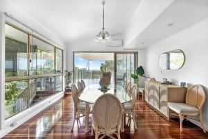 Χώρος καθιστικού στο Luxe & Spacious Gem with Pool, Ocean Views, Snooker Table