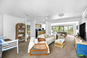Μια τηλεόραση ή/και κέντρο ψυχαγωγίας στο Luxe & Spacious Gem with Pool, Ocean Views, Snooker Table