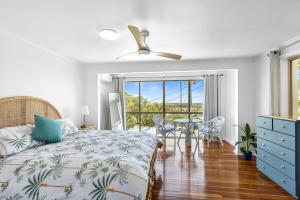 Ένα ή περισσότερα κρεβάτια σε δωμάτιο στο Luxe & Spacious Gem with Pool, Ocean Views, Snooker Table