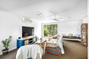 Μια τηλεόραση ή/και κέντρο ψυχαγωγίας στο Luxe & Spacious Gem with Pool, Ocean Views, Snooker Table