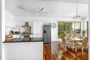 Η κουζίνα ή μικρή κουζίνα στο Luxe & Spacious Gem with Pool, Ocean Views, Snooker Table