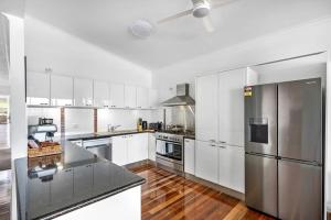 Η κουζίνα ή μικρή κουζίνα στο Luxe & Spacious Gem with Pool, Ocean Views, Snooker Table