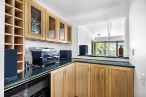 Η κουζίνα ή μικρή κουζίνα στο Luxe & Spacious Gem with Pool, Ocean Views, Snooker Table