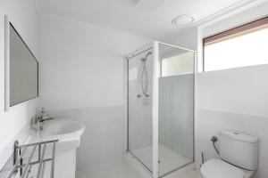 Ένα μπάνιο στο Luxe & Spacious Gem with Pool, Ocean Views, Snooker Table