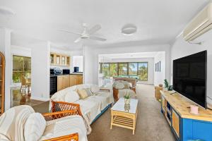 Μια τηλεόραση ή/και κέντρο ψυχαγωγίας στο Luxe & Spacious Gem with Pool, Ocean Views, Snooker Table