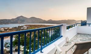 uma varanda com vista para o oceano e para as montanhas em Nearchos House em Plaka Milou