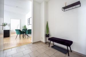 sala de estar con banco y mesa en Sleep better here! central oasis of well-being, en Graz 15 fotos más
