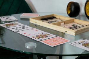 una mesa con una caja de madera encima en Sleep better here! central oasis of well-being, en Graz