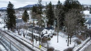 Book Village Inn - Dickinson Room Queen Bed trong mùa đông