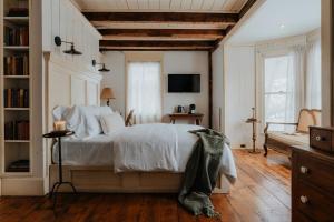 Giường trong phòng chung tại Book Village Inn - Dickinson Room Queen Bed