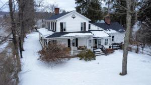 Book Village Inn - Dickinson Room Queen Bed trong mùa đông