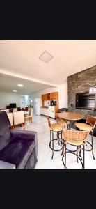 a living room with a couch and a table and chairs at Apto a 100 metros das piscinas Balneário Piratuba in Água Doce